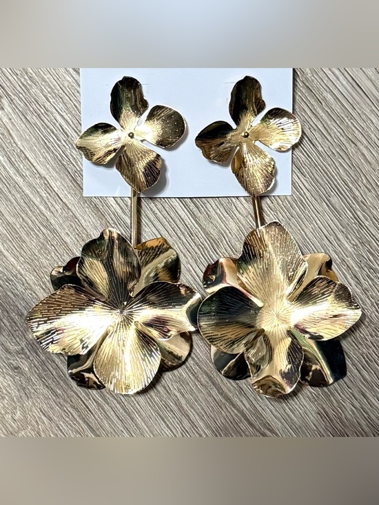 Jewelry - Gold Metal Floral Drop Earrings - Elegant Women's Jewelry